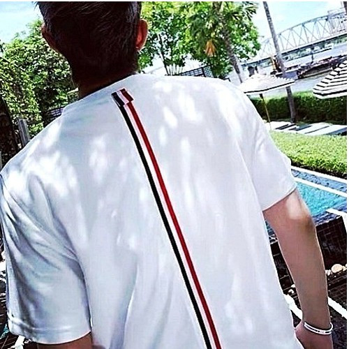 THOM BROWNE 센터백 절개 티셔츠