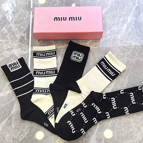 미우 MIUMIU 블랙&화이트 패턴로고 삭스 - 5SET