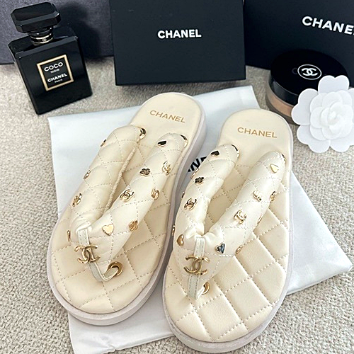 CHANEL 퀄팅 플립플랍 슬리퍼