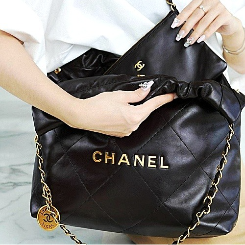 CHANEL 22백 샤이니 카프스킨