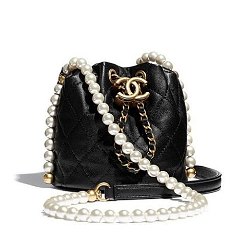 샤* CC로고 카프스킨 퀼팅 포인트 진주 스트랩 미니 드로스트링 백 - 블랙