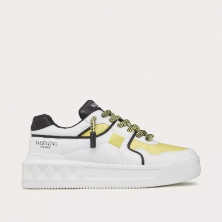 VALENT*NO 원 스터드 XL 나파 가죽 로우탑 스니커즈 화이트/블랙/라이트옐로우