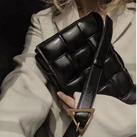 보테가베네타 패딩 카세트 백 블랙